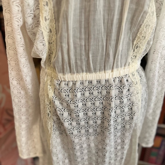 Floral Trim White Lace Tunic - Picture 7 of 12